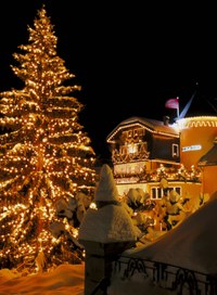 Hell erleuchteter Weihnachtsbaum